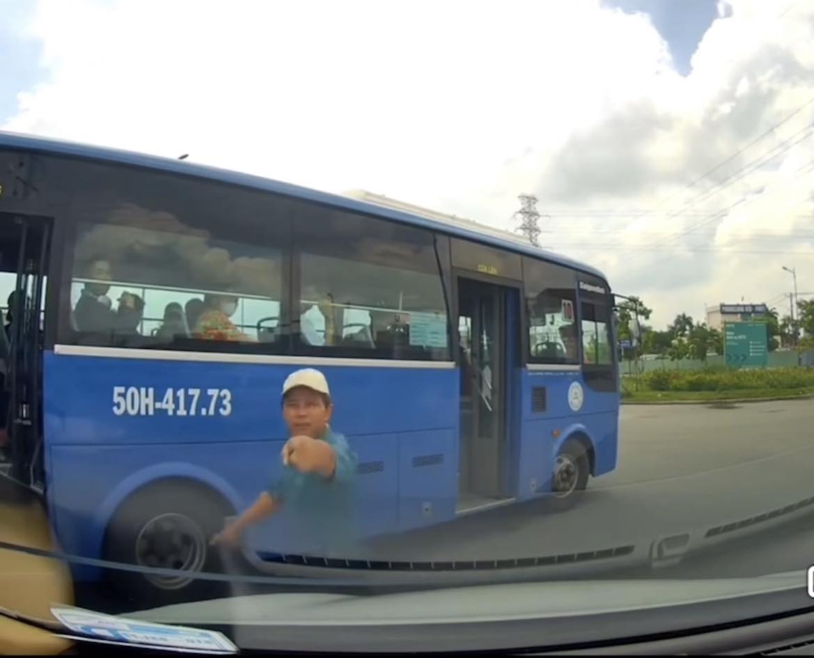 tai-xe-xe-buyt-bi-cho-thoi-viec-do-tat-dau-oto-tren-duong-tp-1748941519